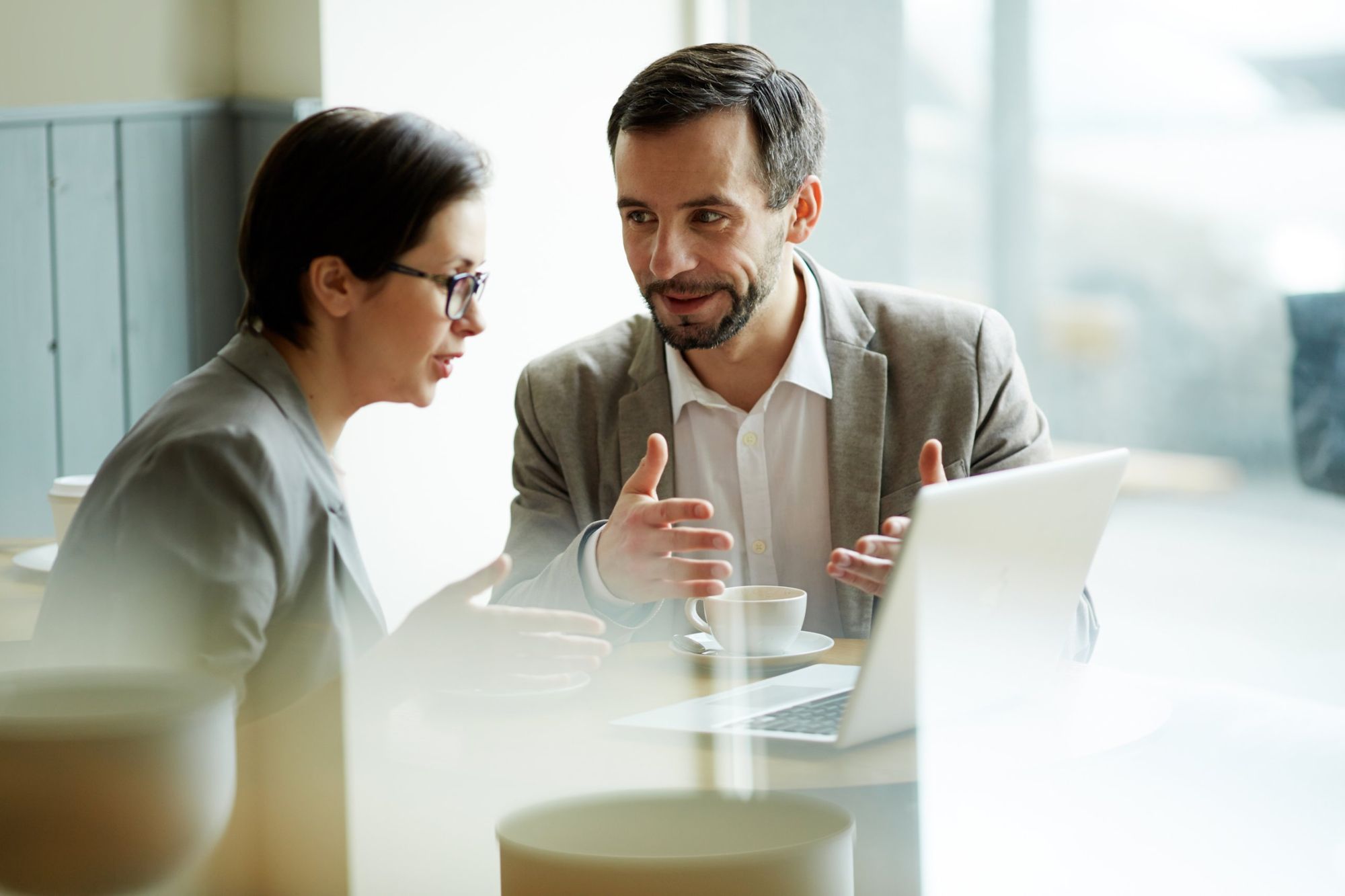 Dois profissionais conversando em uma reunião de trabalho